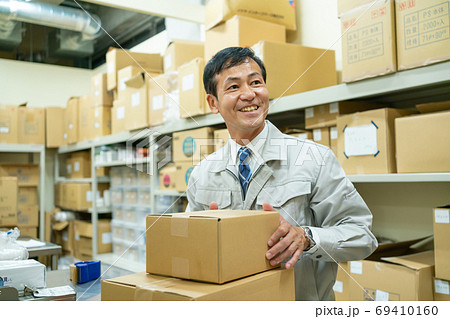 物流倉庫で働くミドルの男性作業員 69410160