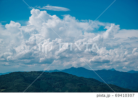 夏空 晩夏の山並みに湧き上がる積乱雲 a-2 ライトトーン 夏空 晩夏の山並みに湧き上がる積乱雲 a-2 ライトトーン 69410307