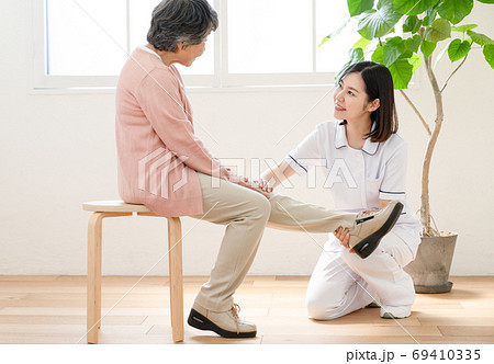 リハビリを介助する介護士 69410335
