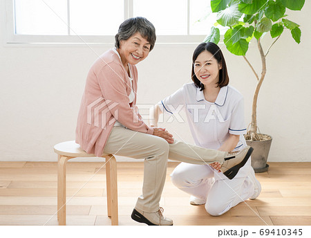リハビリを介助する介護士 69410345