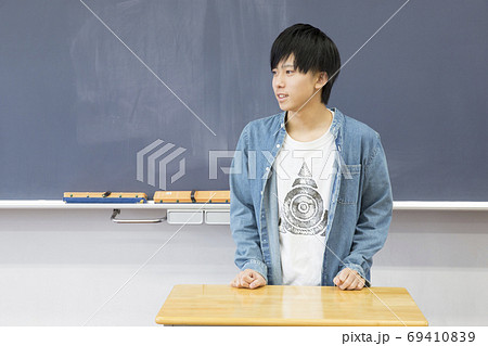 自己紹介をする高校生 69410839