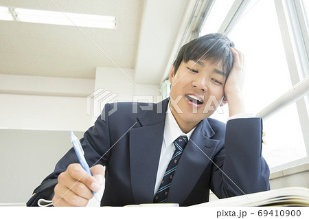 勉強する男子高校生 勉強する男子高校生 69410900