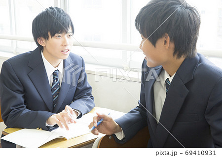 会話をする男子学生 69410931