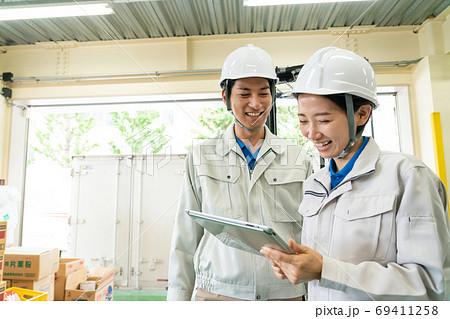 物流倉庫で働く作業員の男女 69411258