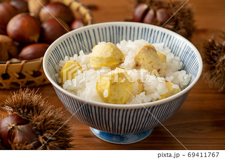 茶碗に盛り付けた栗ご飯 茶碗に盛り付けた栗ご飯 69411767