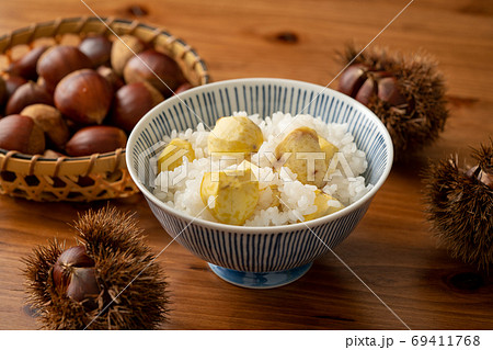 茶碗に盛り付けた栗ご飯 茶碗に盛り付けた栗ご飯 69411768