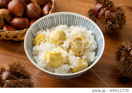 茶碗に盛り付けた栗ご飯 茶碗に盛り付けた栗ご飯 69411770