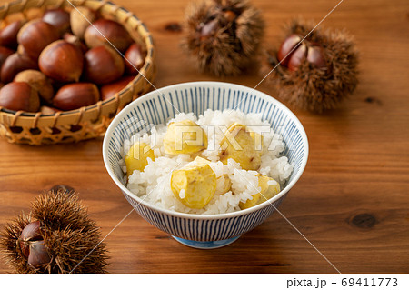 茶碗に盛り付けた栗ご飯 69411773