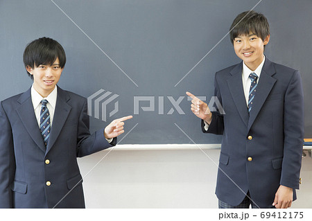 指差しをする男子学生 指差しをする男子学生 69412175