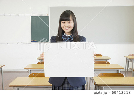 メッセージボードを持つ女子学生 69412218