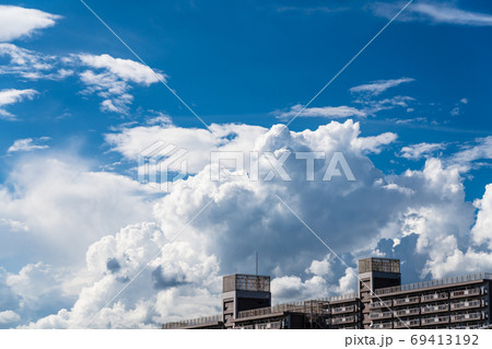 低気圧の接近で湧き上がる雨雲 69413192