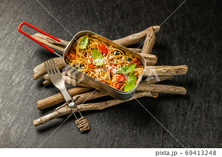 ドライトマトとバジルのパスタ　Dried tomato and basil pasta 69413248