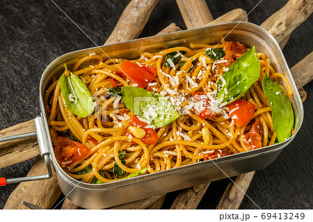 ドライトマトとバジルのパスタ　Dried tomato and basil pasta 69413249