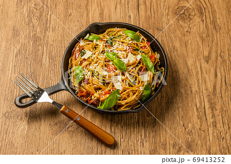 ドライトマトとバジルのパスタ　Dried tomato and basil pasta 69413252