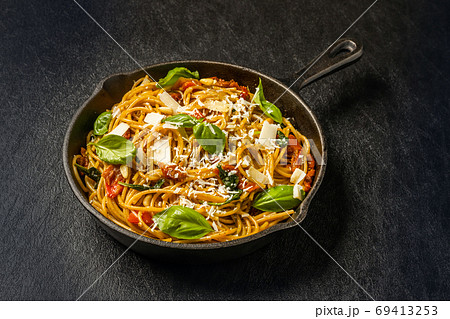 ドライトマトとバジルのパスタ Dried tomato and basil pasta ドライトマトとバジルのパスタ Dried tomato and basil pasta 69413253