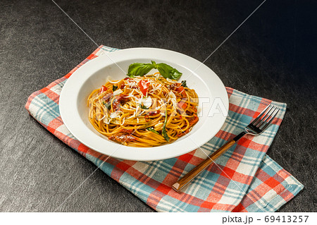 ドライトマトとバジルのパスタ　Dried tomato and basil pasta 69413257