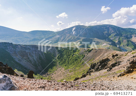 【裏磐梯／浄土平】一切経山を背景にした吾妻小富士の火口／磐梯朝日国立公園（福島県北塩原村） 69413271
