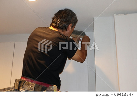 壁紙の補修作業をする職人 69413547