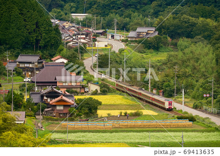 秋の伯備線を走る 秋の伯備線を走る 69413635