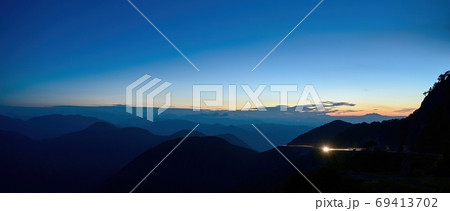 伊吹山から一瞬見えたアルプスの山並みのパノラマ情景＠滋賀 69413702