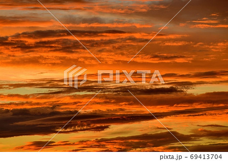 日没後の幻想的な夕焼け情景 69413704