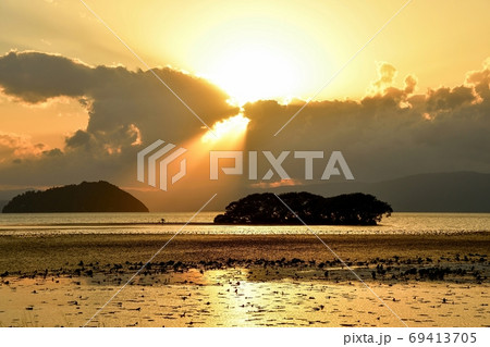 光芒降り注ぐ竹生島の夕焼け情景@琵琶湖、滋賀 光芒降り注ぐ竹生島の夕焼け情景@琵琶湖、滋賀 69413705