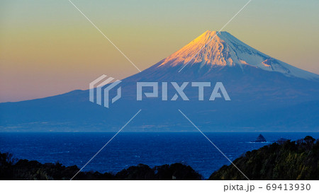 西伊豆 松崎町から望む冬の富士山 夕景 の写真素材