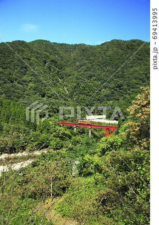 赤い鉄橋を走るロ－カル電車 69413995