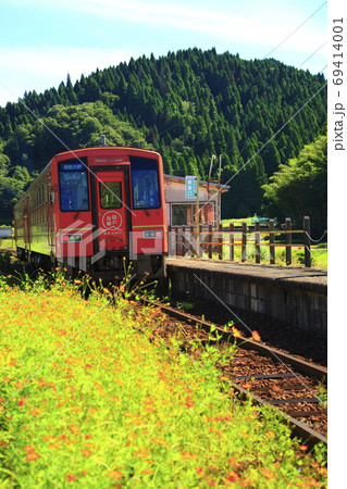 駅を出発する赤いロ-カル電車 駅を出発する赤いロ-カル電車 69414001