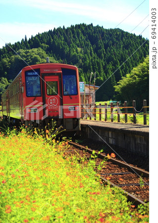 駅を出発する赤いロ-カル電車 駅を出発する赤いロ-カル電車 69414003