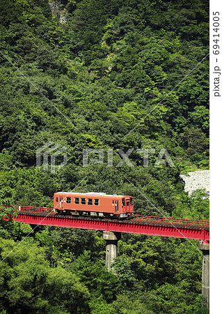 赤い鉄橋を走るロ－カル電車 69414005