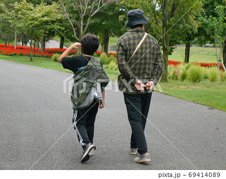 公園を散歩する親子の後ろ姿 公園を散歩する親子の後ろ姿 69414089