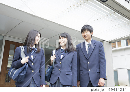 会話する高校生 会話する高校生 69414214