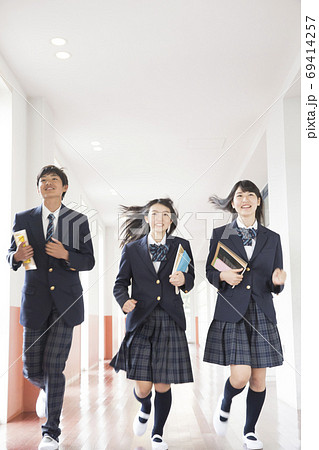 廊下を走る学生 69414257