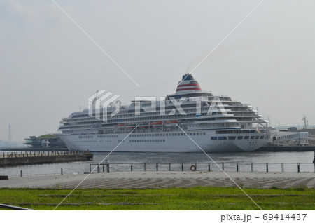 横浜、大桟橋に停泊中の豪華客船 69414437