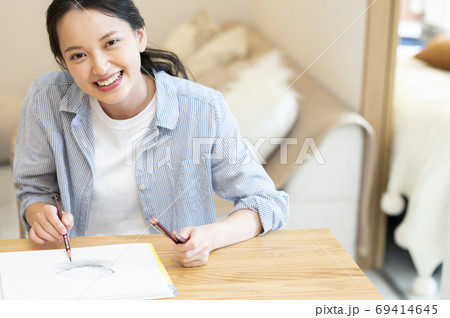 自宅の趣味のスケッチ（デッサン）をする若い女性 69414645
