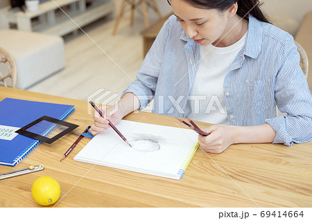 自宅の趣味のスケッチ デッサン をする若い女性の写真素材