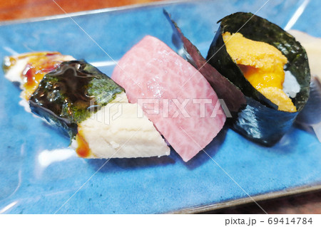 三種盛りの握り寿司「蒸し穴子 トロ ウニ」水彩画風 69414784