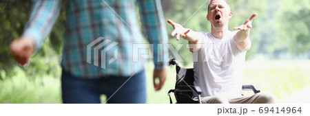 Girl abandoned boyfriend after car accident 69414964