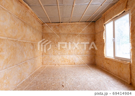 Roll insulation on the inner walls of a small room 69414984
