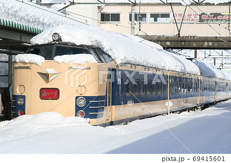 雪の5系寝台電車 会津若松駅 磐越西線 福島県の写真素材