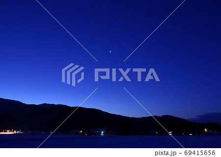 冬の夜明け 星空 里山の朝 冬の夜明け 星空 里山の朝 69415656