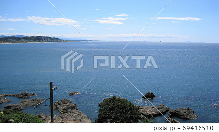 快晴の村上市岩ケ崎から見える青い日本海と海岸沿いの瀬波温泉街 69416510