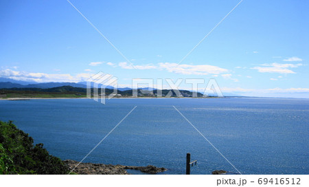 快晴の村上市岩ケ崎から見える青い日本海と海岸沿いの瀬波温泉街 69416512