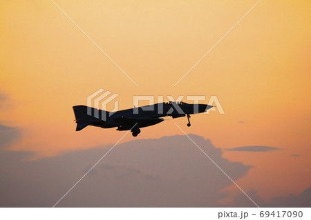 夕暮れ時のファントム 69417090