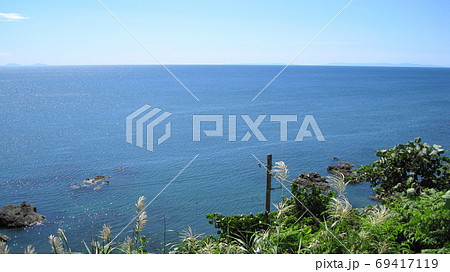 青空と青い海が広がる日本海と右側に佐渡ヶ島と左側に弥彦山と角田山 青空と青い海が広がる日本海と右側に佐渡ヶ島と左側に弥彦山と角田山 69417119