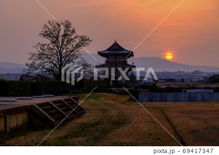 朱雀門と夕日(奈良県奈良市) 朱雀門と夕日(奈良県奈良市) 69417347