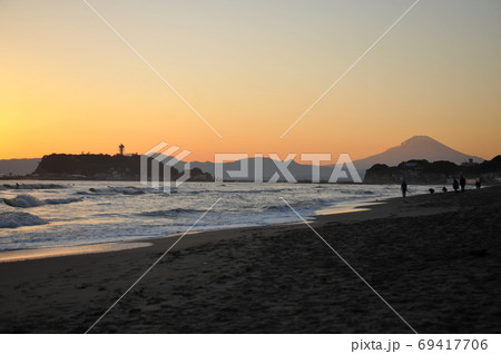 夕暮れの江ノ電沿線 69417706