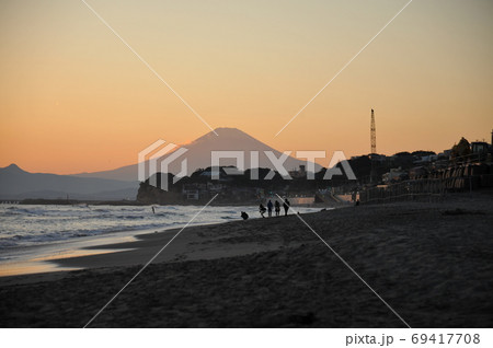 夕暮れの江ノ電沿線 69417708