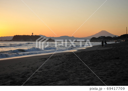 夕暮れの江ノ電沿線 69417709